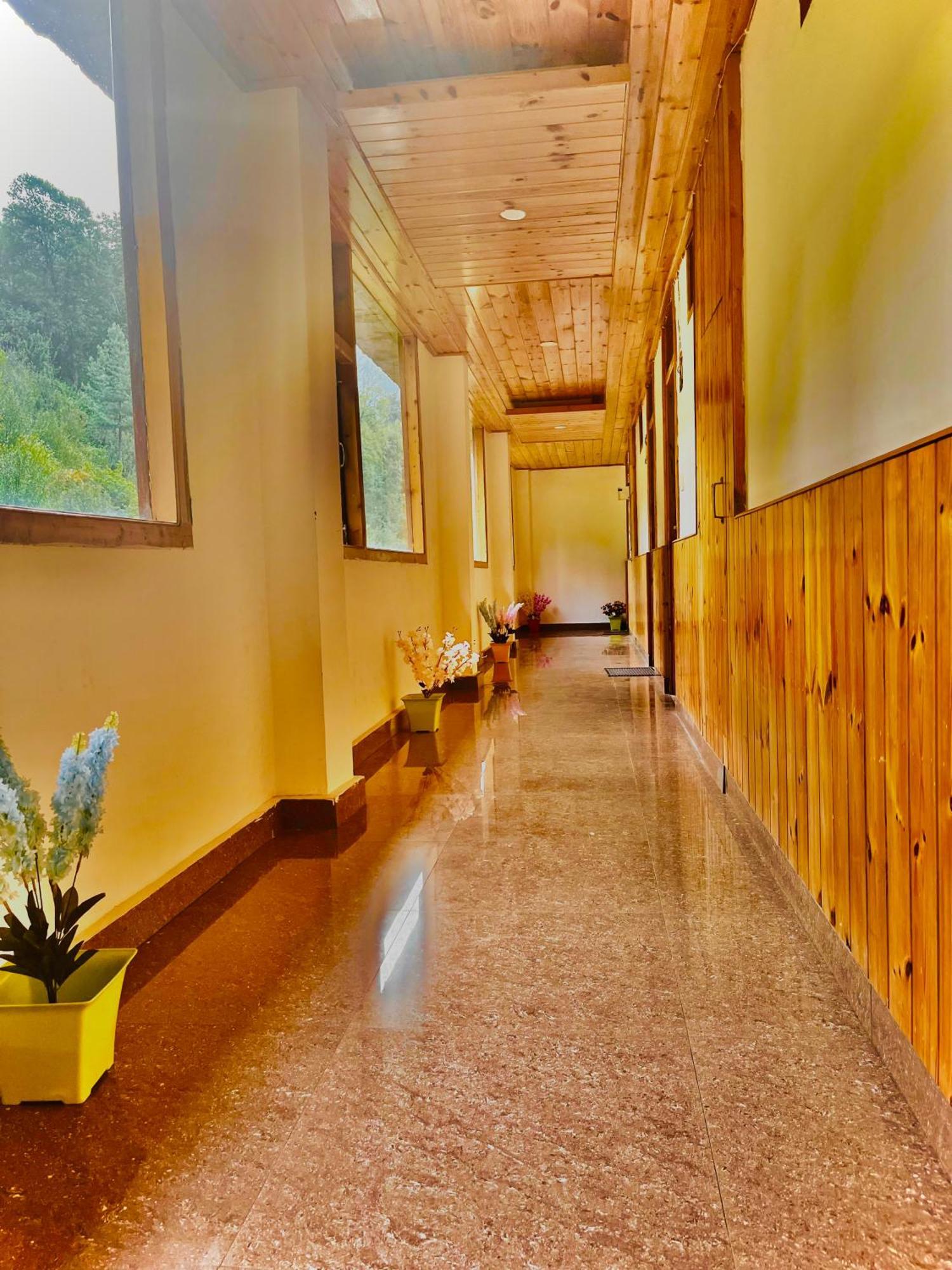 Himalayan Hill Queen Resort, Manali M98160-43400 Exterior foto
